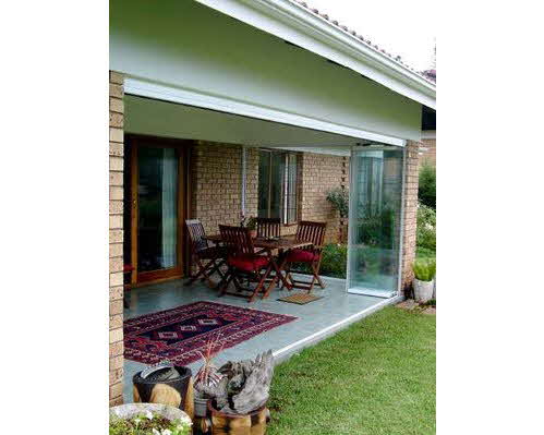 Vorhandene Terrasse mit Ganzglas-Schiebe-Dreh-Anlage geöffnet