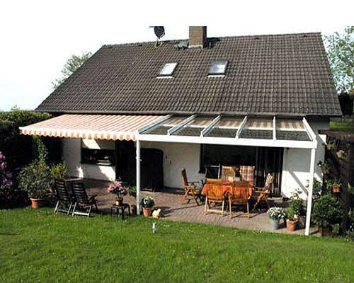 Terrasse zur Hälfte überdacht mit Unterglas-Markise und zur Hälfte mit Markise beschattet